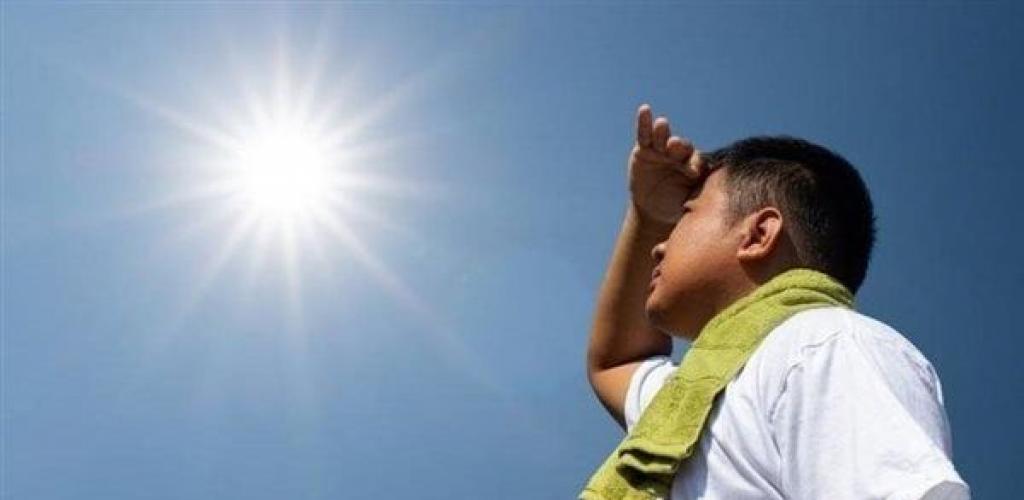 يمكن أن تؤدي إلى تلف الدماغ، أعراض ومضاعفات ضربة الشمسالسبت 20/أبريل/2024 - 03:17 ص
ضربة الشمس هي حالة تهدد الحياة وتحدث عندما ترتفع درجة حرارة الجسم فوق 104 درجات فهرنهايت (40 درجة مئوية)
