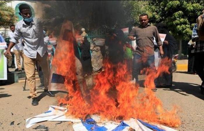 رفضًا للتطبيع.. سودانيون يحرقون علم إسرائيل في الخرطوم | فيديو