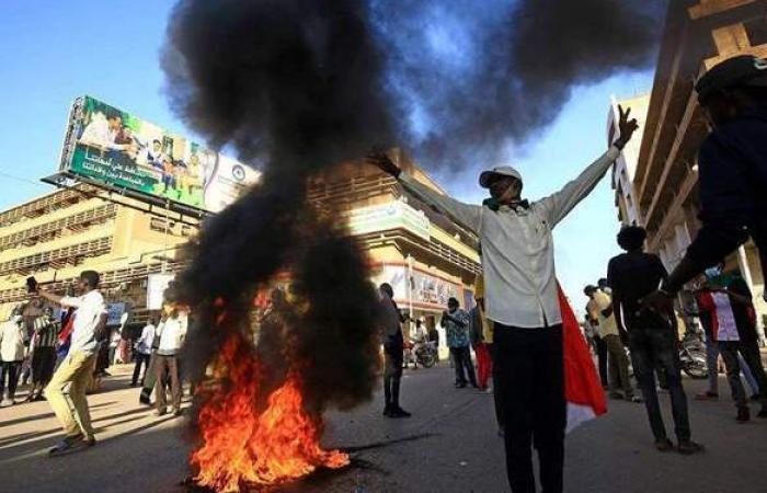 ما الذي يحدث في السودان.. وهل تفجر زيادة الأسعار غضب المواطنين؟ | صور