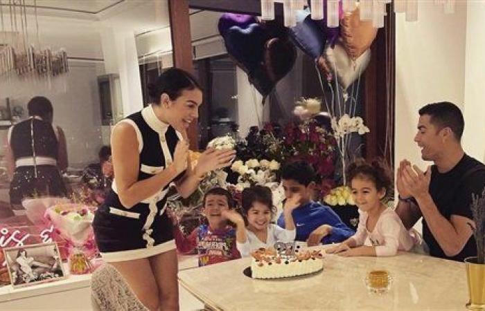 كريستيانو رونالدو وصديقته جورجينا يحتفلان بعيد ميلاد ابنتهما .. شاهد