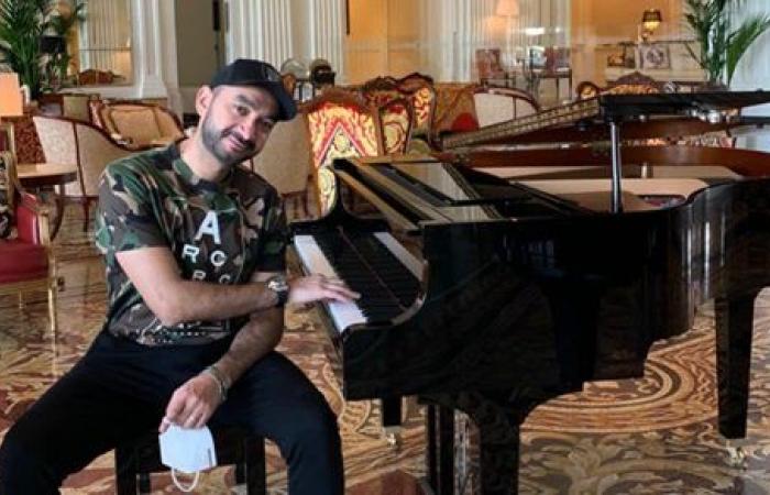 من دبي.. شاهد نادر حمدي يعزف على البيانو في أحد الفنادق