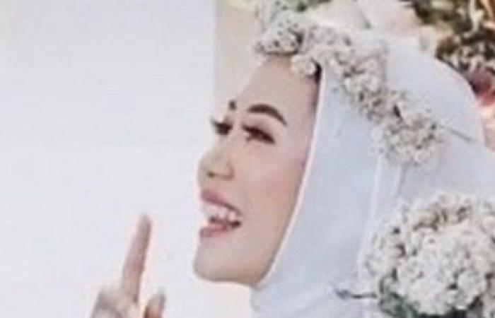 يبتسم ألما .. موقف محرج لعريس في حفل زفافه بعد معانقة العروس لطليقها .. صور