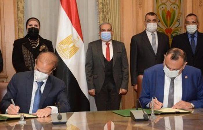 وزيرا التجارة والإنتاج الحربي يشهدان توقيع اتفاقية تصنيع الأتوبيسات الكهربائية