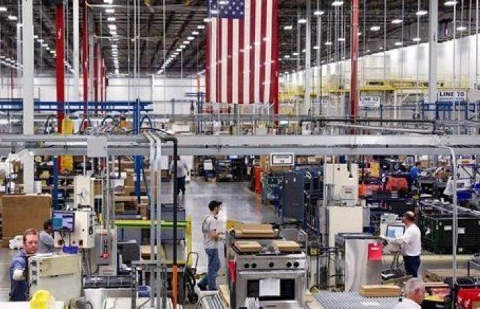 بزيادة 1.1%.. طلبيات المصانع الأمريكية تتجاوز التوقعات في ديسمبر