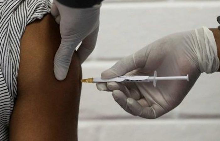 الصحة تعلن موقف تطعيمات لقاح كورونا للأطقم الطبية