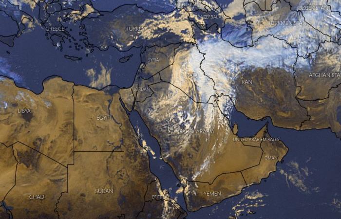 الأمطار تغرق محافظات السعودية وشاهقة مائية على سواحل جدة.. فيديو وصور