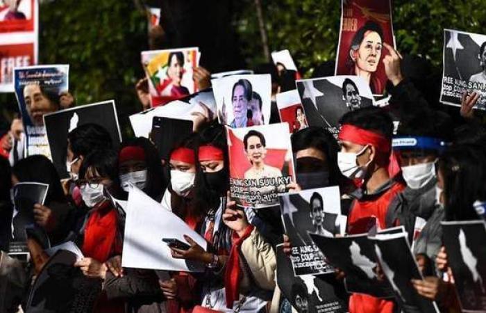 لليوم الثاني.. الآلاف يتظاهرون ضد الانقلاب العسكري في ميانمار