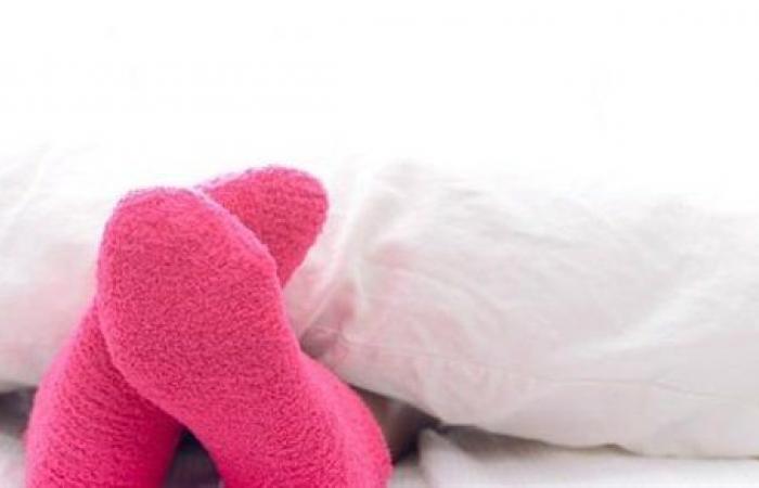 لـ 5 أسباب .. دراسة تحذر من ارتداء الجوارب أثناء النوم
