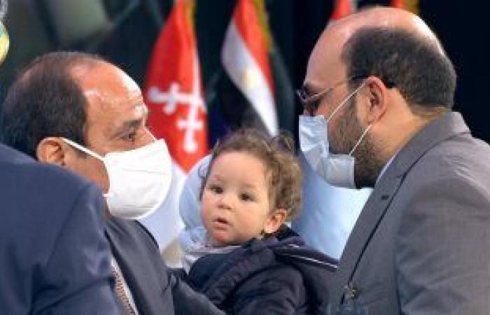 الرئيس السيسي يكرم طبيب فقد بصره أثناء مواجهة كورونا فى الاحتفال بيوم الشهيد