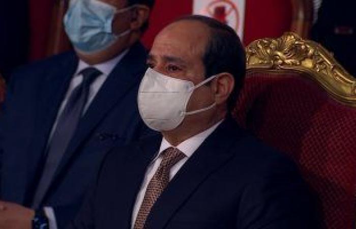 الرئيس السيسى يبكى متأثرا خلال عرض فيلم "سيرة الشهداء" بالندوة التثقيفية