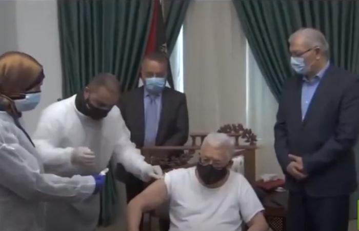الرئيس الفلسطيني "أبو مازن" يتلقى لقاح كورونا.. فيديو وصور