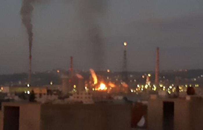 إصابة 3 من رجال الإطفاء إثر نشوب حريق في مصفاة حمص السورية