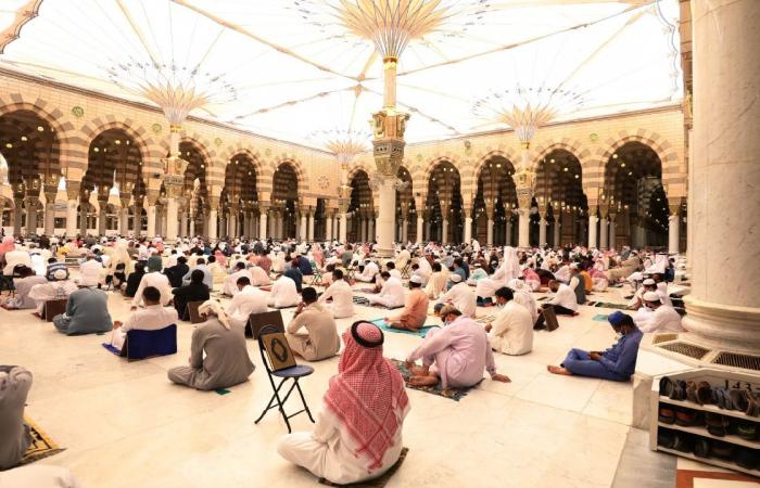 بالصور.. قاصدو المسجد النبوي يؤدون الجمعة الأخيرة في رمضان