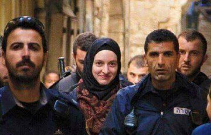 فتاة فلسطينية تهزم الاحتلال بابتسامة في مواجهة "كلبشات" العدوان.. فيديو وصور