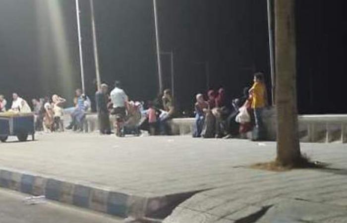 رغم كورونا.. مواطنون يتوافدون على كورنيش مرسى مطروح احتفالا بليلة العيد | صور