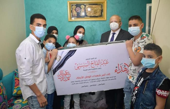 الخشت يزور أسر شهداء جامعة القاهرة من القطاع الطبى لتقديم هدايا من الرئيس