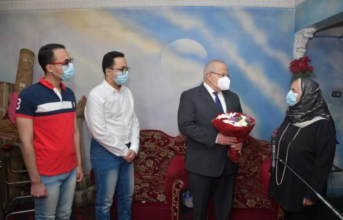 الخشت يزور أسر شهداء جامعة القاهرة من القطاع الطبى لتقديم هدايا من الرئيس