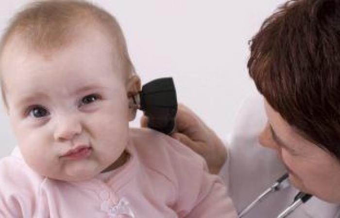 الصحة: عدم اجتياز الطفل للاختبار الثانى لقياس ضعف السمع لا يعنى إصابته