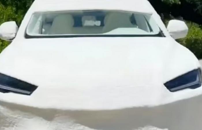 كيم كاردشيان تغطى سيارتها بالكامل بنفس خامة ملابسها للترويج لأزيائها