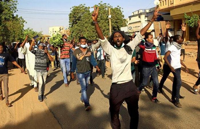الغموض يحيط بقرار المالية السودانية إلغاء الدولار الجمركي.. ما السبب؟