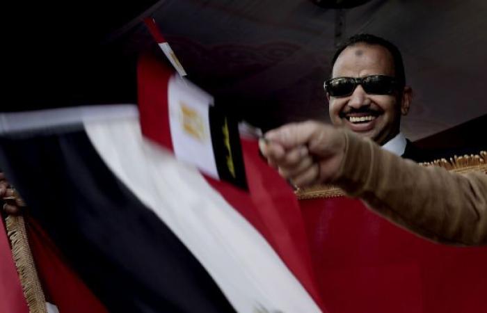 مصر تعيد 140 مواطنا عالقا في ليبيا