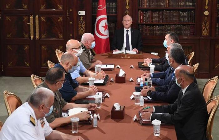 الرئيس التونسي يجمد سلطات «النواب» ويرفع الحصانة عن أعضاء البرلمان