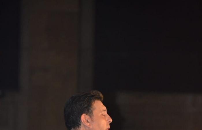 الجمهور يداعب هاني شاكر فى أول حفلاته بعد شفائه.. بنحبك والبدلة حلوة "صور"