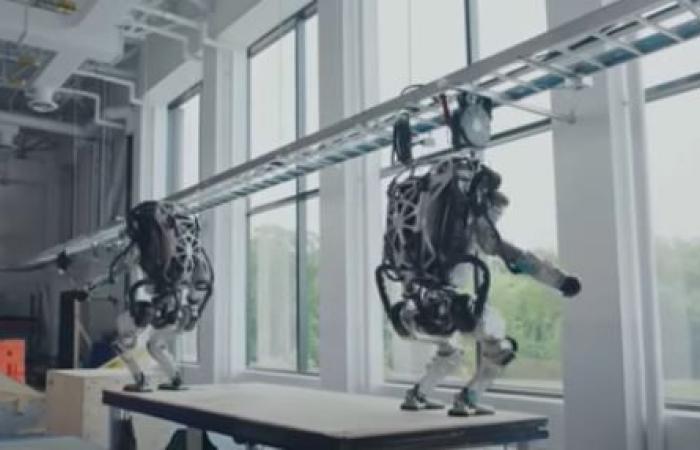 روبوتان يتنافسان في أداء تمارين الجمباز الباركور
