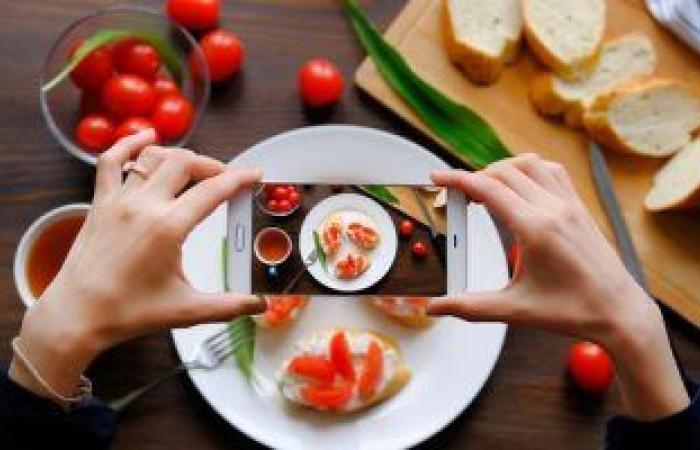دراسة: مشاركة صور الطعام على مواقع التواصل الاجتماعى تتسبب فى زيادة وزنك
