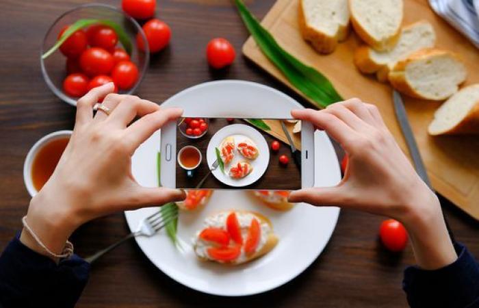 دراسة: مشاركة صور الطعام على مواقع التواصل الاجتماعى تتسبب فى زيادة وزنك