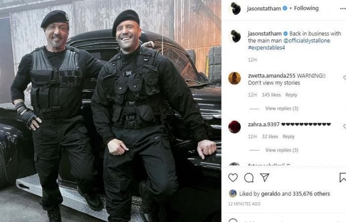 جيسون ستاثام فى صورة مع سيلفستر ستالون من كواليس الجزء الرابع من The Expendables