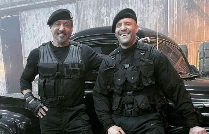 جيسون ستاثام فى صورة مع سيلفستر ستالون من كواليس الجزء الرابع من The Expendables