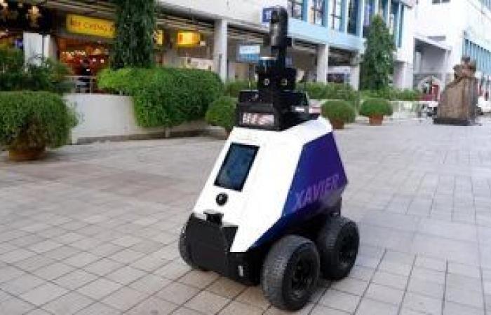 سنغافورة تنشر روبوتات فى الشوارع تحذر البشر من الاقتراب
