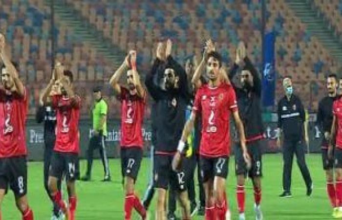 لاعبو الاهلى يحتفلون مع الجمهور بـ100 مباراة لـ"أفشة" بقميص الأحمر