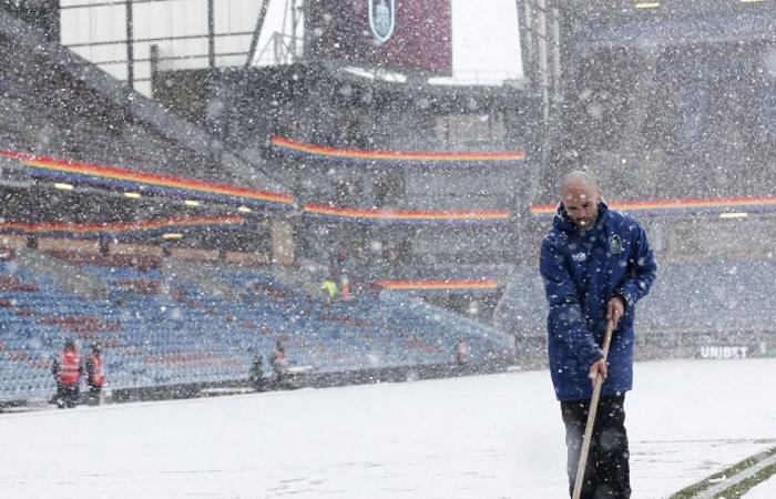 تأجيل مباراة توتنهام وبيرنلي في الدوري الإنجليزي بسبب تساقط الثلوج