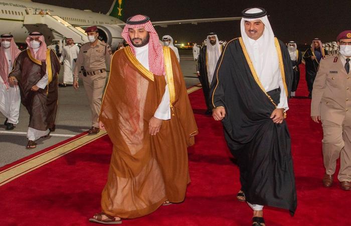 بالصور والفيديو.. لحظة وصول ولي العهد إلى قطر واستقباله من الأمير تميم