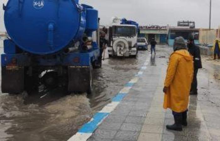 45 سيارة لشفط مياه الأمطار من شوارع محافظة مرسى مطروح