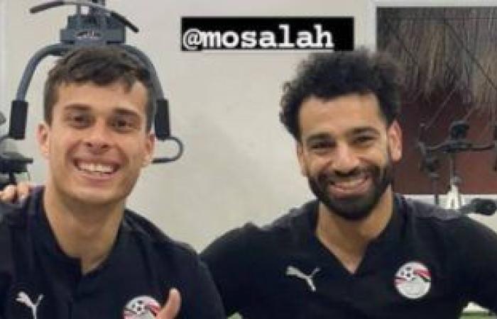 حارس مرمى إنبى ينشر صورة مع محمد صلاح ويهنئه بوصوله لـ44 هدفا مع المنتخب