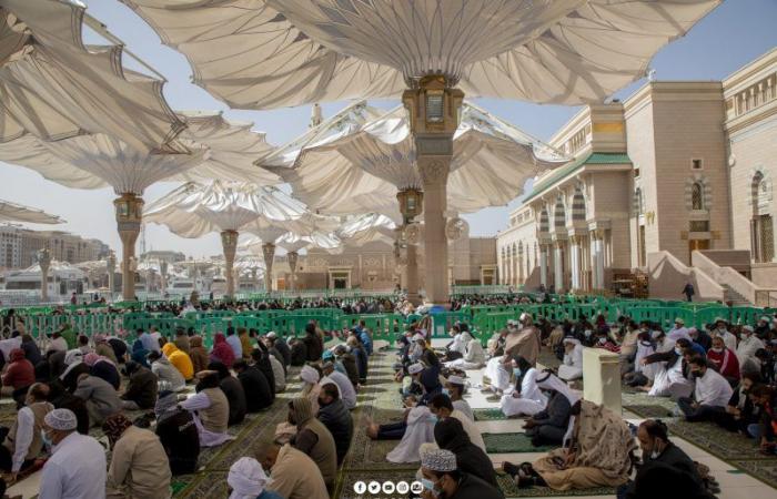 خطيب المسجد النبوي : ترفقوا بالعجزة والمرضى وذوي الاحتياجات وأعينوهم
