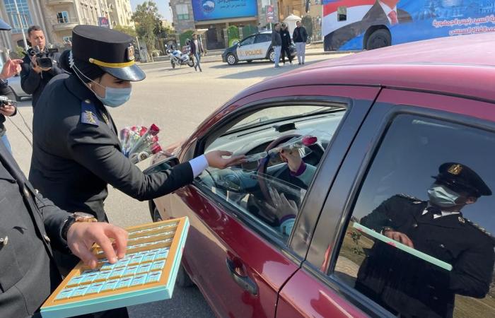 بمناسبة عيد الشرطة 70.. أمن القاهرة توزع الهدايا بالشوارع والميادين "صور"