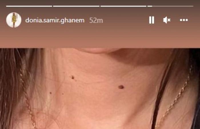 دنيا سمير غانم ترتدى سلسلة عليها اسم والديها الراحلين.. وتعلق: "جوه قلبى"