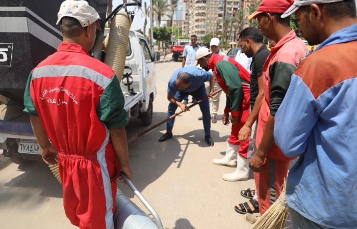 رئيس هيئة نظافة القاهرة يشهد تجربة عملية للمكانس الضخمة بديلة المقشات.. صور