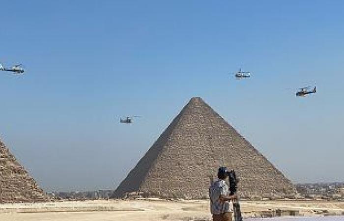 شاهد تشكيل مصرى من طائرات الهليكوبتر يزين سماء الأهرامات