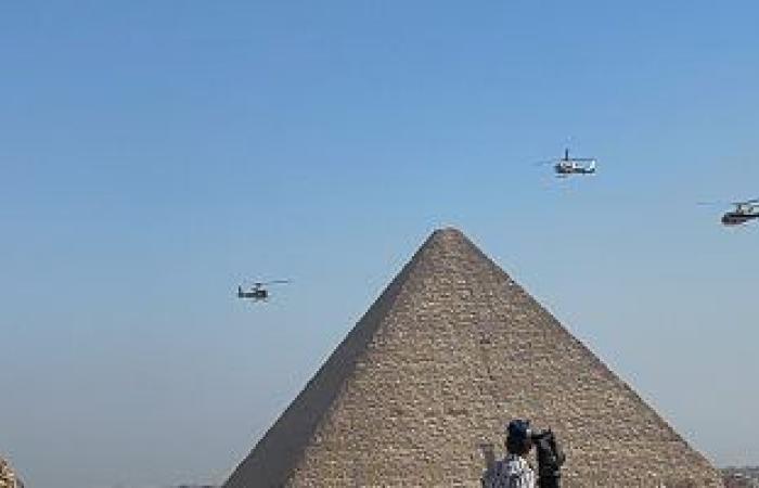 طائرات الجيش المصرى "حورس" تشارك بعرض جوى فوق هرم خوفو.. صور