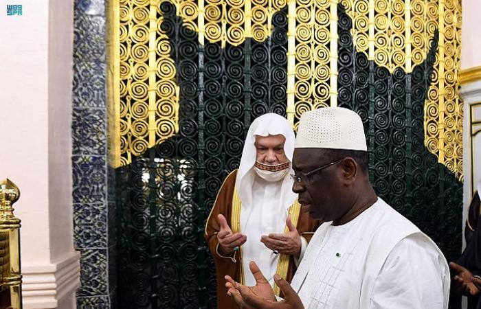 شاهد.. رئيس السنغال يؤدي الصلاة بالمسجد النبوي