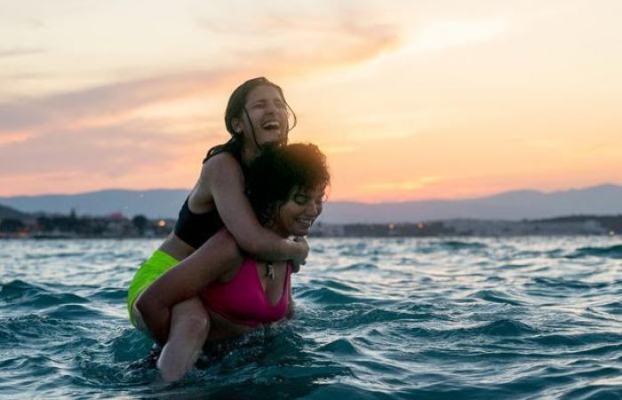الإعلان التشويقي لفيلم "السباحتان" للمخرجة سالي الحسيني قبل عرضه على 'نتفليكس'