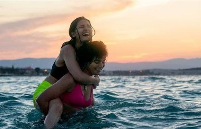 الإعلان التشويقي لفيلم "السباحتان" للمخرجة سالي الحسيني قبل عرضه على 'نتفليكس'