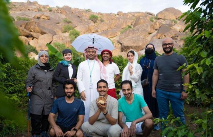 طائرة القهوة السعودية تهبط بالباحة في رحلة سياحية تنموية