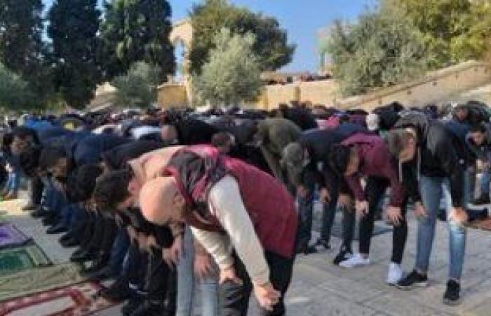 عشرات الآلاف من الفلسطينيين يؤدون صلاة الجمعة فى رحاب المسجد الأقصى