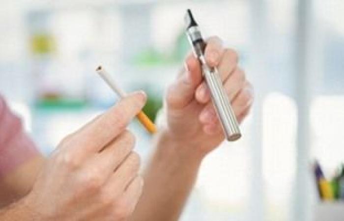 الصحة: مدخنو السجائر الإلكترونية أكثر عرضة للإصابة بفيروس كورونا
